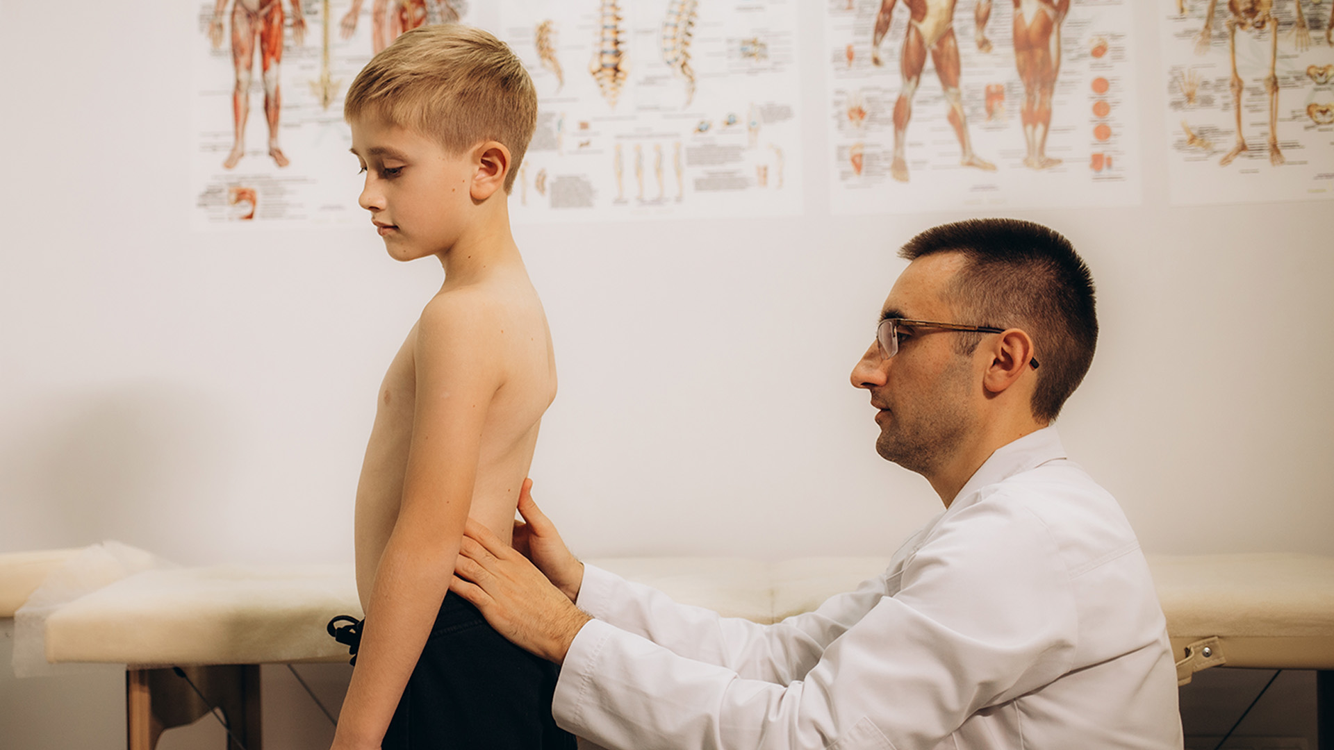 A escoliose idiopática é o tipo mais comum de desvio da coluna em crianças e adolescentes, e muitas vezes passa despercebida pelos próprios pais.